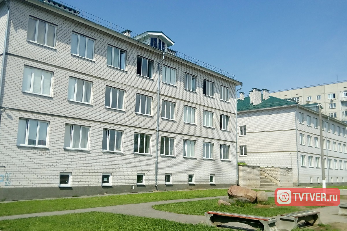 «Тотальный и жёсткий контроль со стороны родителей»: соседи и директор школы о подростке, убившем в Тверской области приёмных мать и бабушку