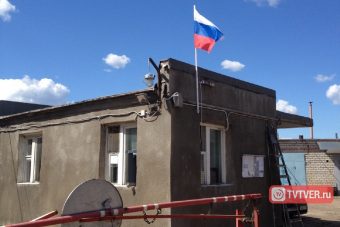 В Твери трое парней сорвали государственный флаг