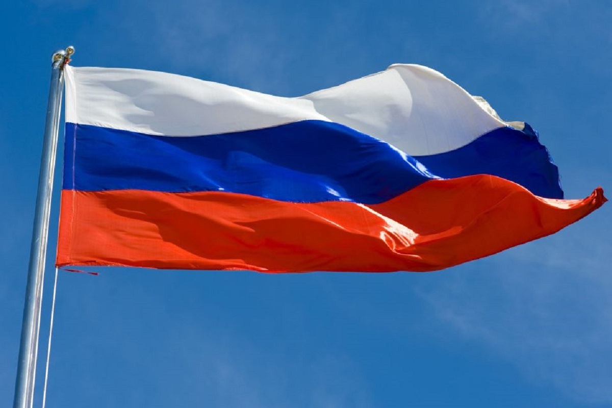 В Твери развернут 9-метровый флаг России