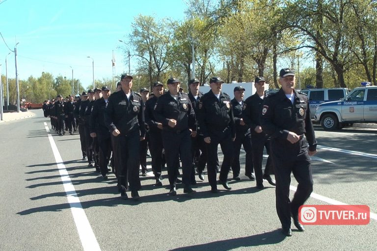 Полицейские Твери отправились на охрану правопорядка парадным маршем