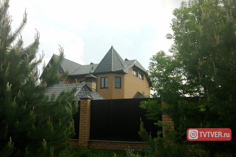 «Тотальный и жёсткий контроль со стороны родителей»: соседи и директор школы о подростке, убившем в Тверской области приёмных мать и бабушку