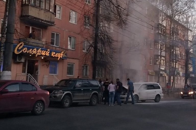 В Твери на оживленной магистрали загорелся автомобиль