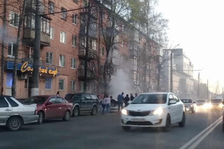 В Твери на оживленной магистрали загорелся автомобиль