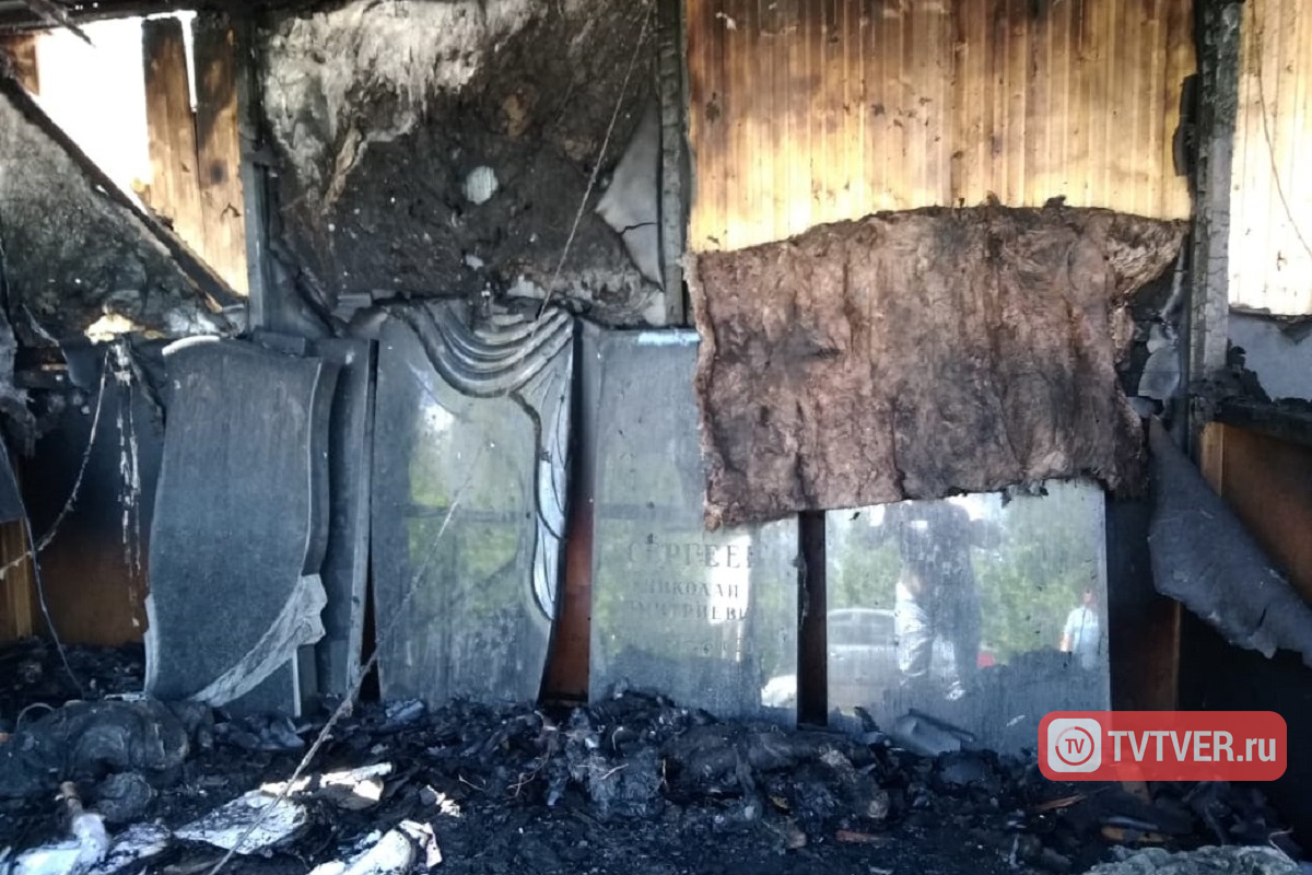Владельцы ларьков, уничтоженных огнём на кладбище в Твери: «Был умышленный поджог»