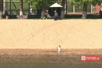 На городском пляже в Твери уже замечены первые купающиеся