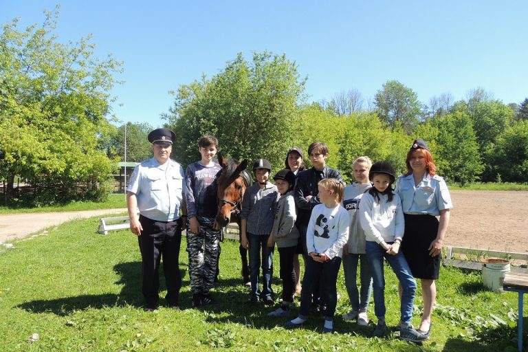 Транспортные полицейские Твери организовали детям из реабилитационного центра праздник в Федерации конного спорта