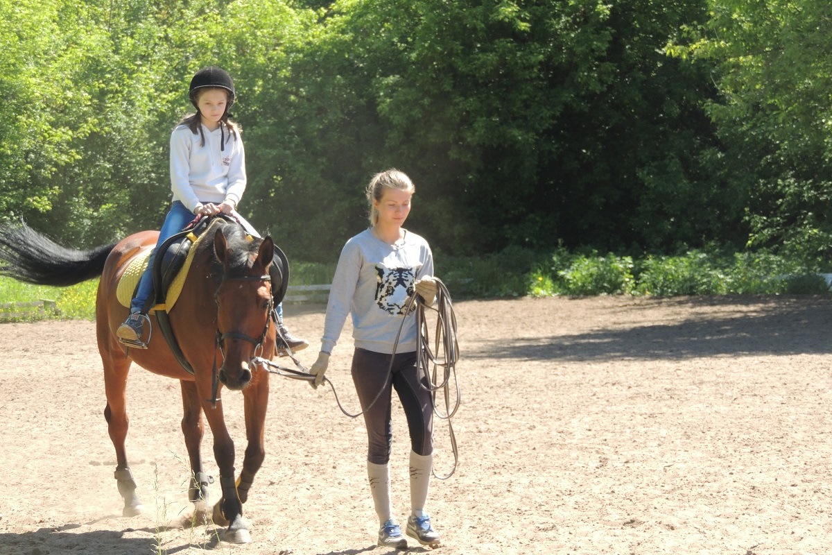 Транспортные полицейские Твери организовали детям из реабилитационного центра праздник в Федерации конного спорта