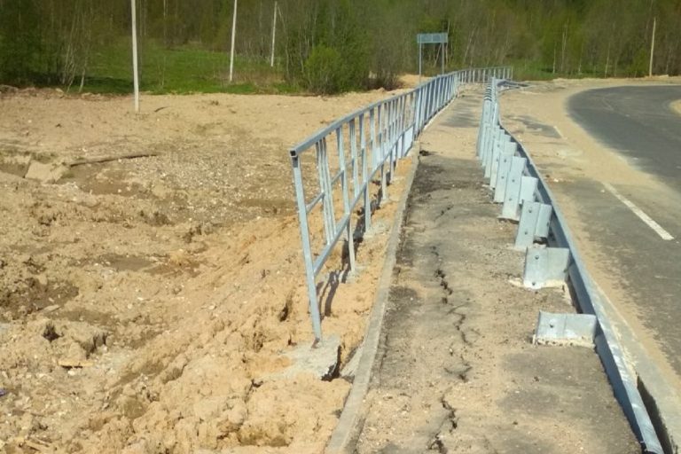 Отремонтированный за 66 миллионов мост в Краснохолмском районе уже разрушается