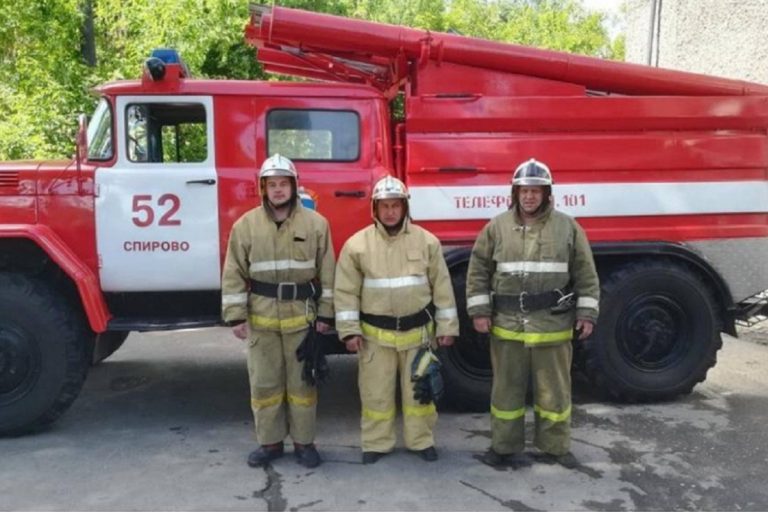 В Тверской области пожарные спасли спящего человека из горящего дома