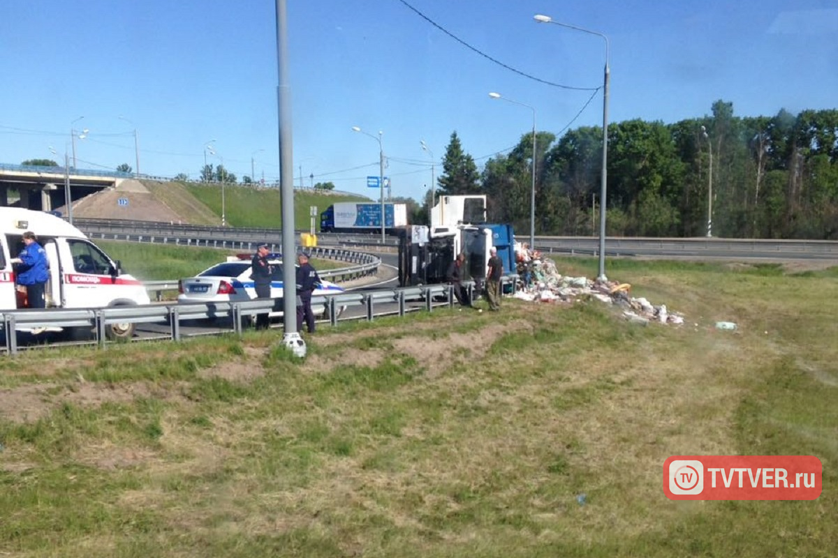 На трассе М-10 под Тверью перевернулась фура с мусором