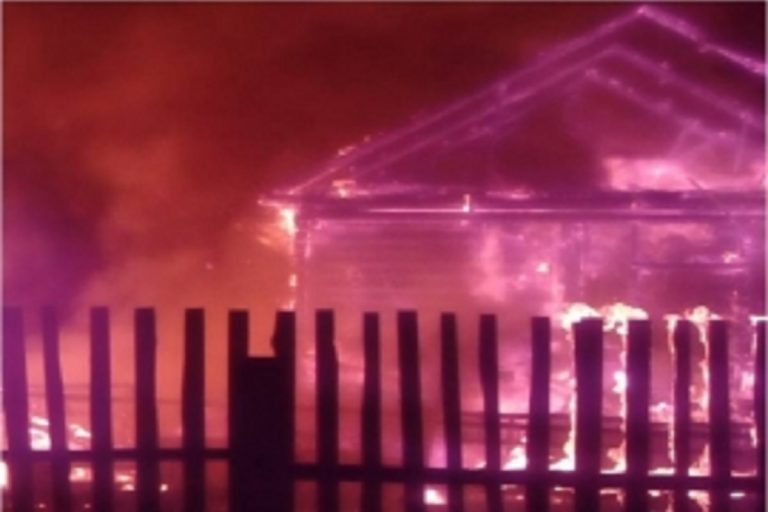 В Западнодвинском районе ночью сгорел жилой дом