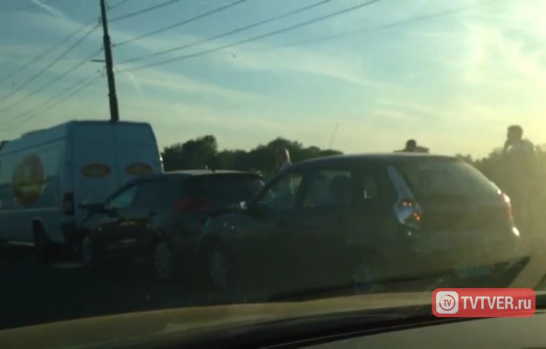 Из-за аварии с участием трех автомобилей на Волоколамском проспекте образовалась огромная пробка