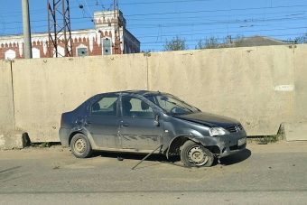 В Твери подвыпивший гражданин на Renault Logan врезался в бетонное ограждение