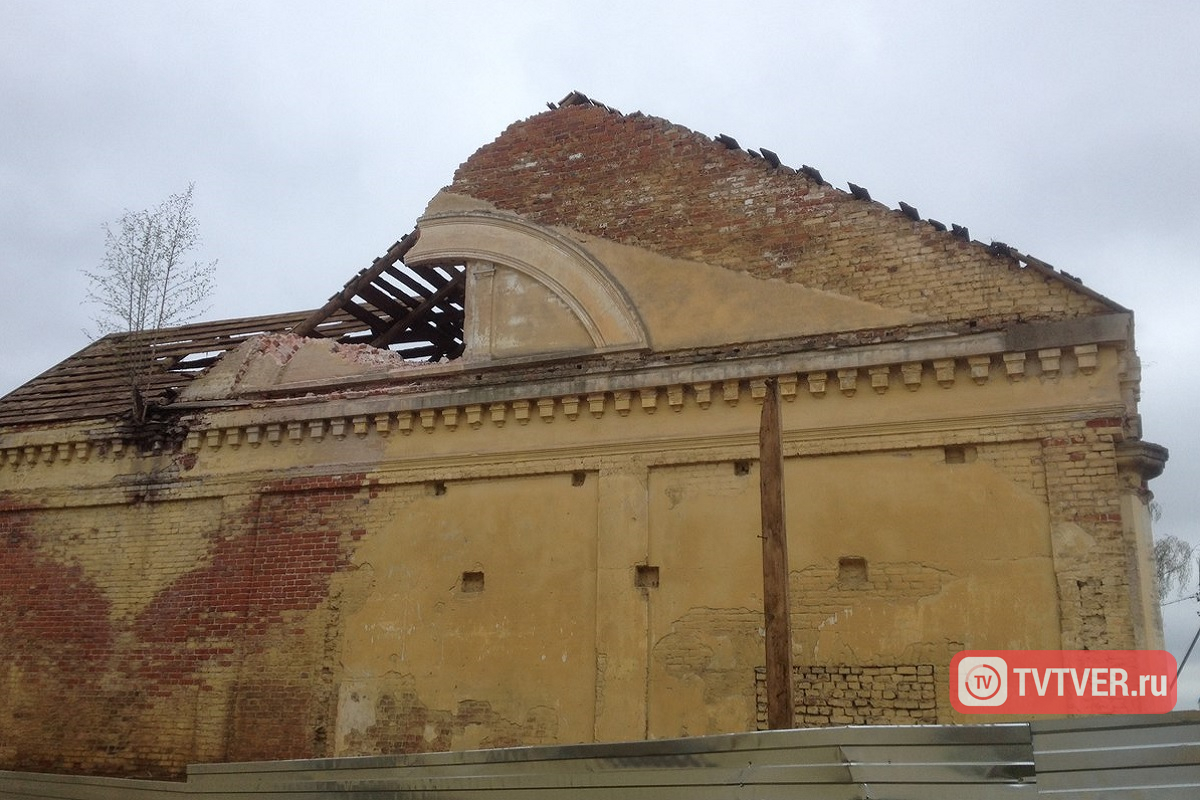 В Торжке для спасения птиц демонтировали крышу здания