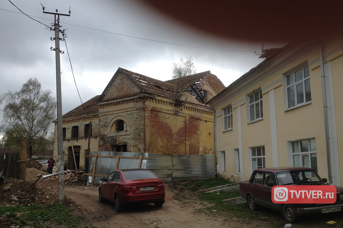 В Торжке для спасения птиц демонтировали крышу здания