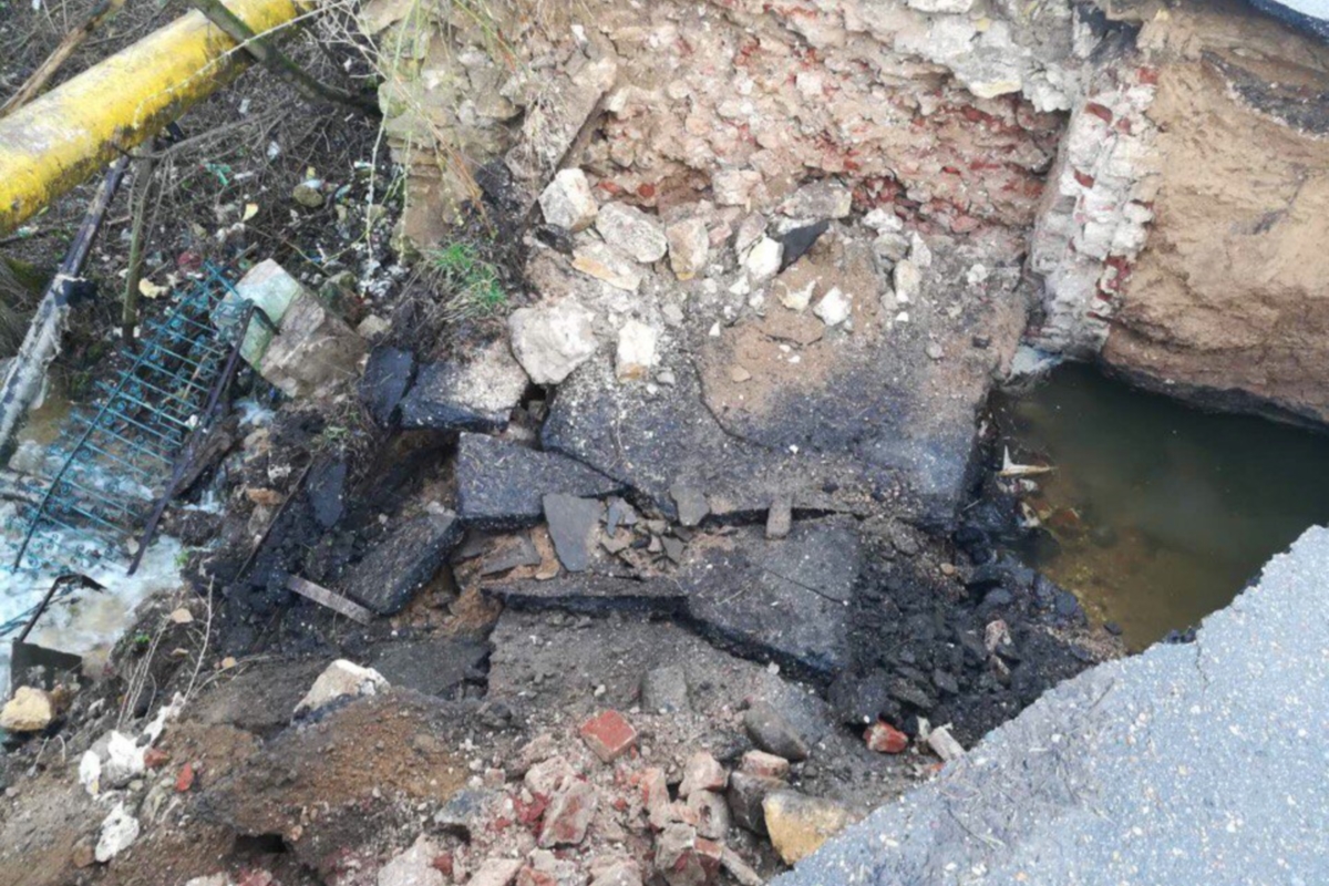 В историческом центре Торжка обвалился грунт