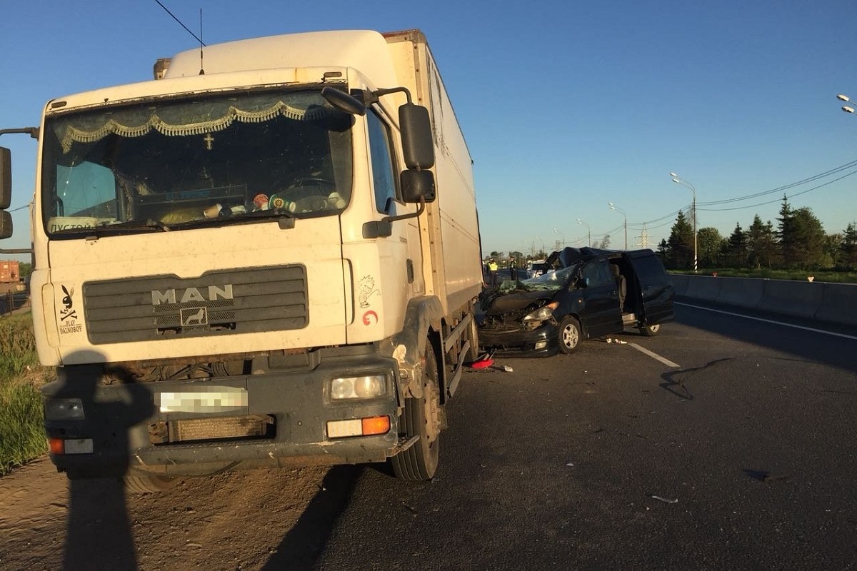 На трассе М-10 под Тверью произошло столкновение легковушки и фуры: 1 человек погиб, 5 пострадали