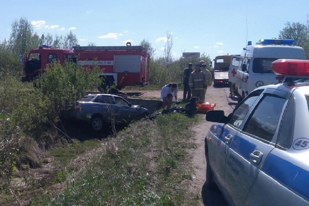 В Тверской области «Лада Приора» вылетела в кювет и врезалась в ограждение