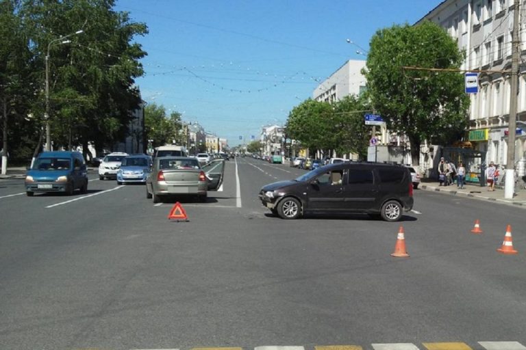 На перекрестке в центре Твери столкнулись два автомобиля