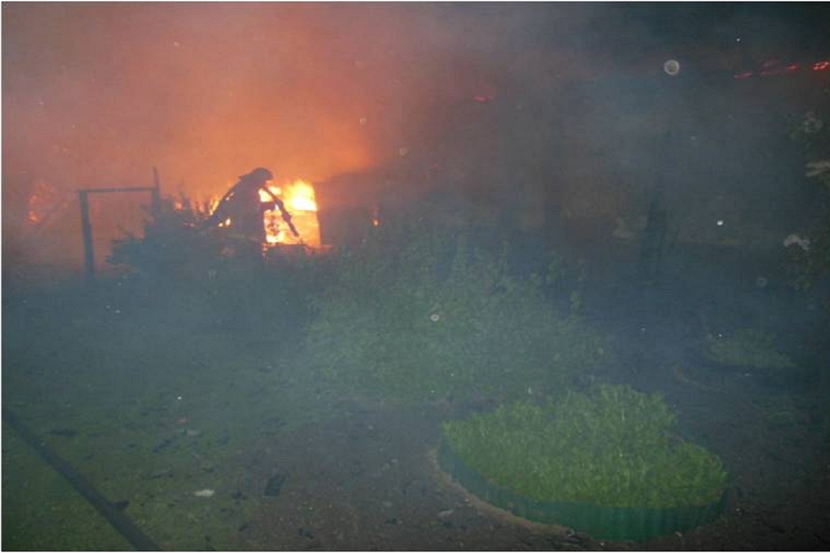 Два дачных дома сгорели в Старицком районе Тверской области