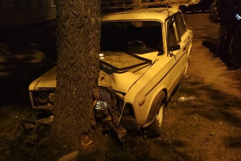 В Ржеве пьяный водитель на ВАЗе врезался в дерево