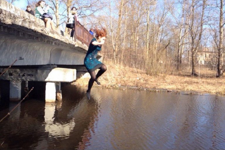 В Тверской области девушка спрыгнула с моста в реку