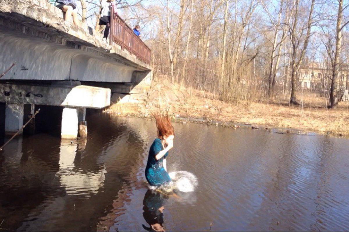 В Тверской области девушка спрыгнула с моста в реку