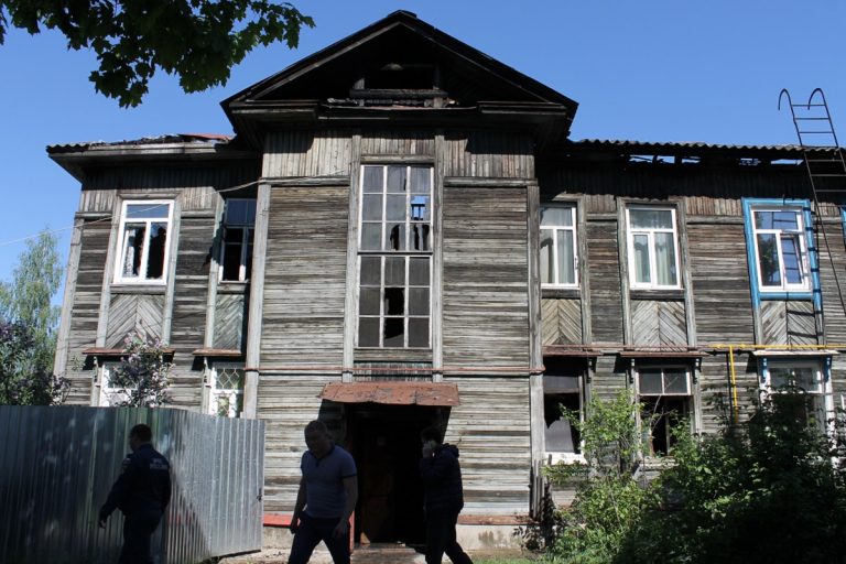 Жильцов сгоревшего дома в Первомайском микрорайоне Твери переселят во временное жилье