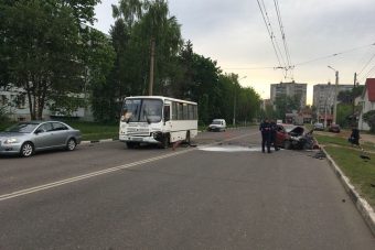 В Твери легковой автомобиль протаранил маршрутку с пассажирами