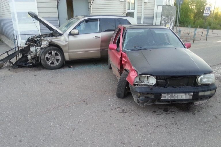 В Тверской области в столкновении двух иномарок пострадали водитель и пассажир