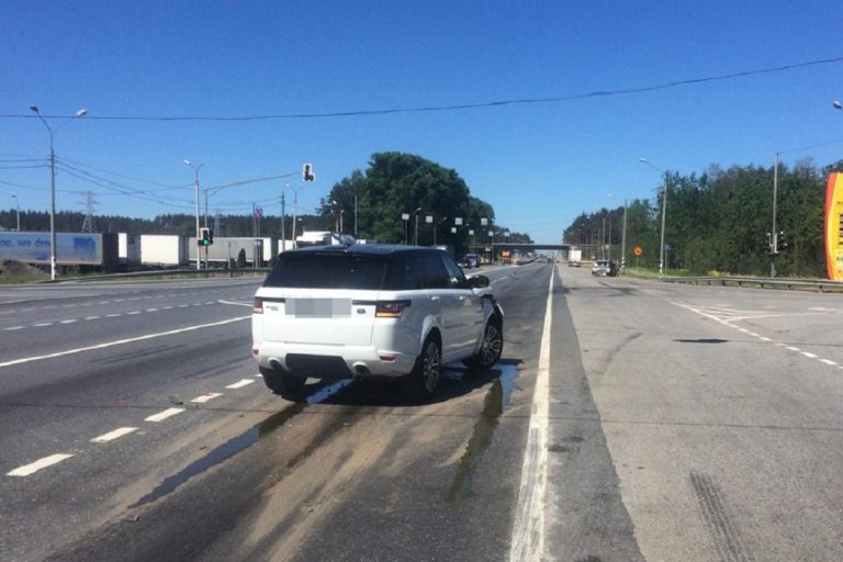 На трассе М-10 в Тверской области столкнулись две иномарки
