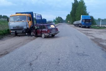В Тверской области пьяный автомобилист врезался в КАМАЗ