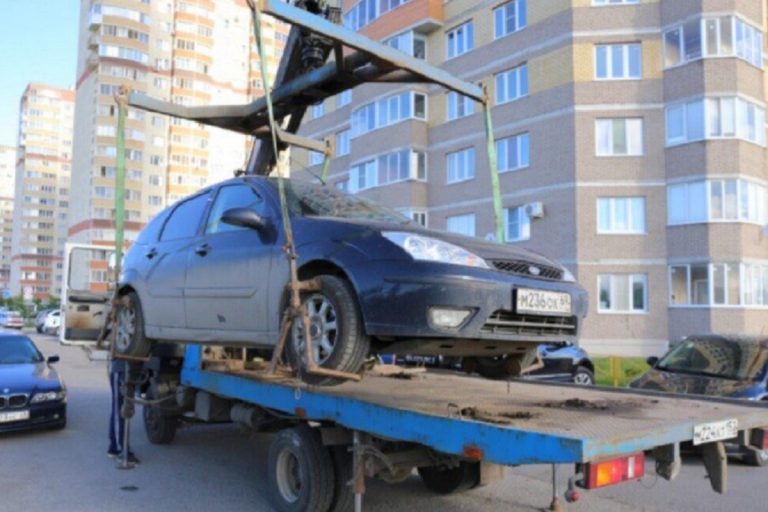 Во дворах Твери эвакуировали автомобили, мешающие проезду спецтехники