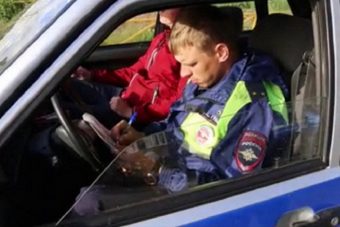Во дворах Твери эвакуировали автомобили, мешающие проезду спецтехники