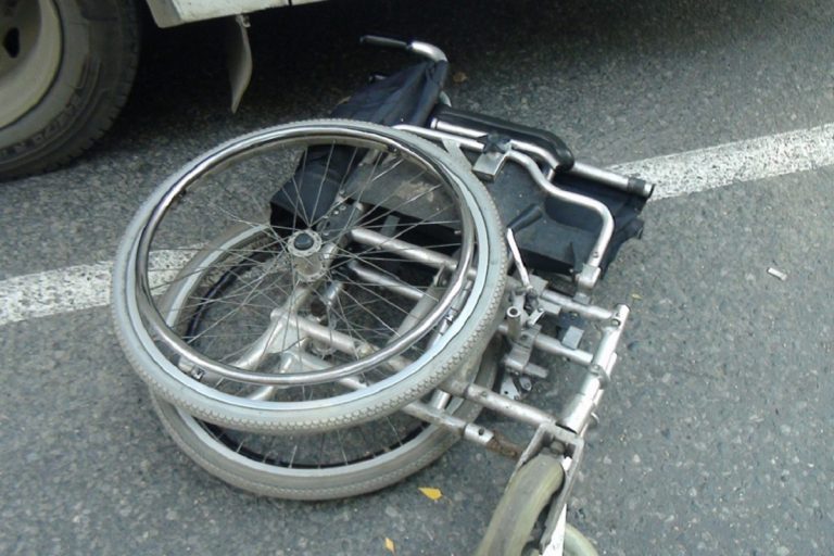 В Твери автомобиль сбил девочку в инвалидной коляске