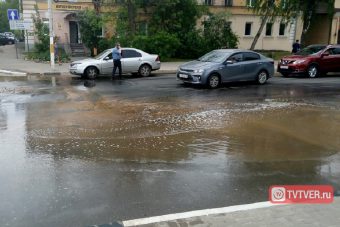 Улицу Володарского в Твери залило кипятком