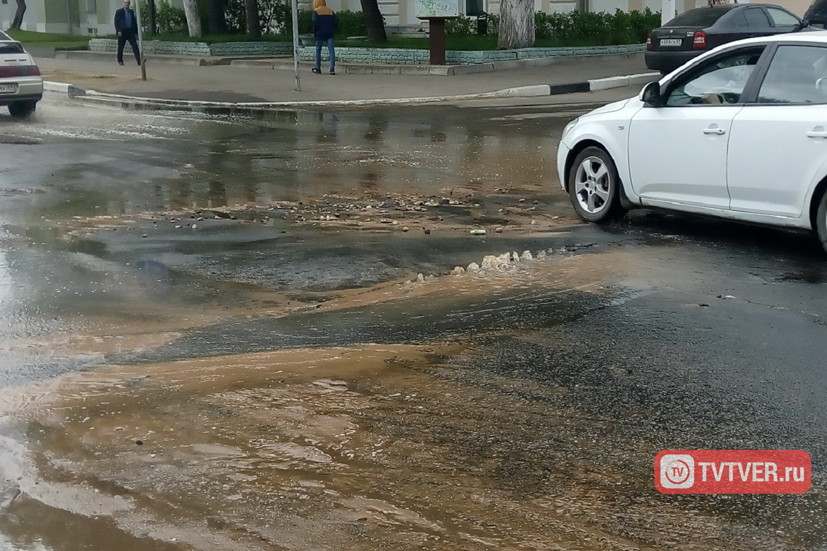 Улицу Володарского в Твери залило кипятком