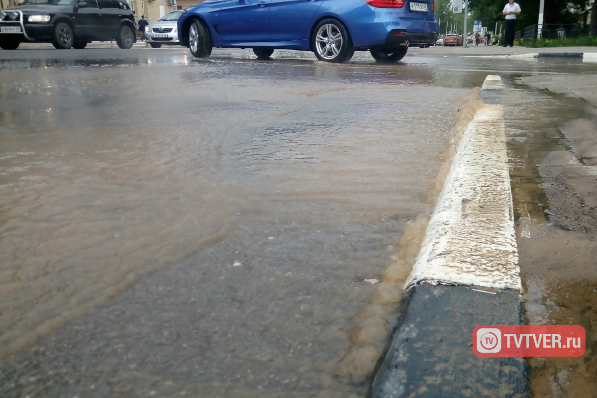 Улицу Володарского в Твери залило кипятком