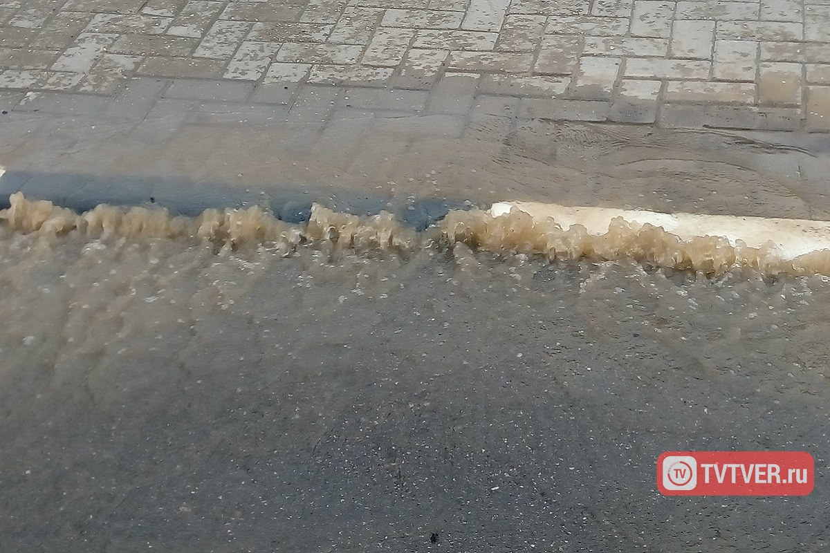 Улицу Володарского в Твери залило кипятком