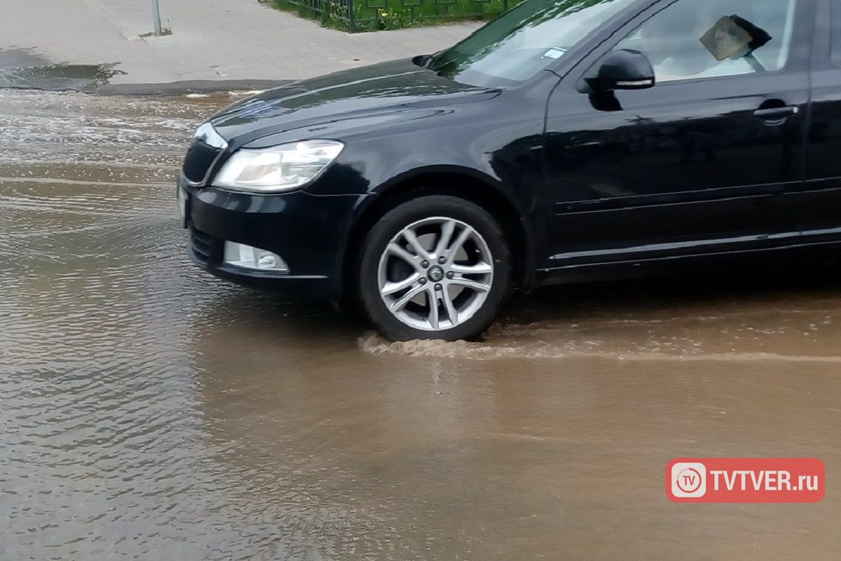 Улицу Володарского в Твери залило кипятком