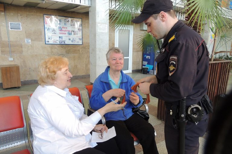 На вокзале Твери пассажирам раздают георгиевские ленточки