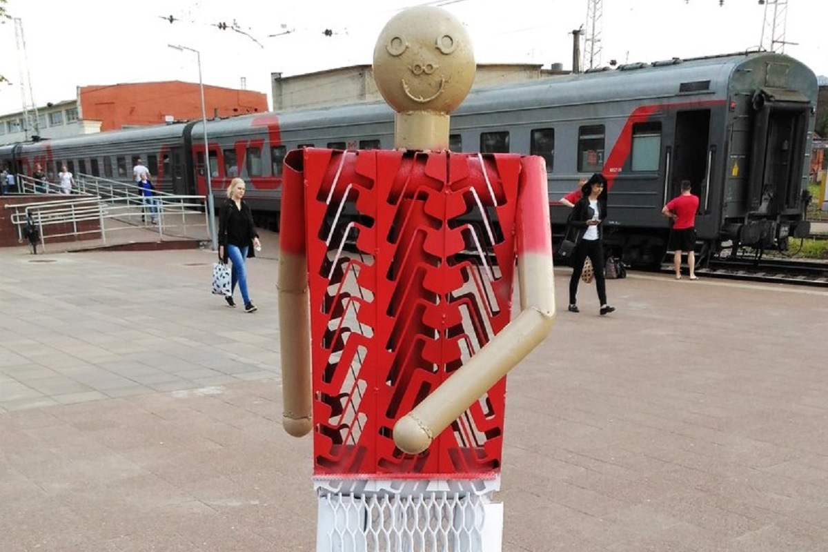 В соцсетях обсуждают установленную на железнодорожном вокзале Твери скульптуру футболиста