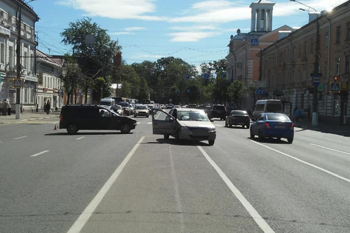 На перекрестке в центре Твери столкнулись два автомобиля