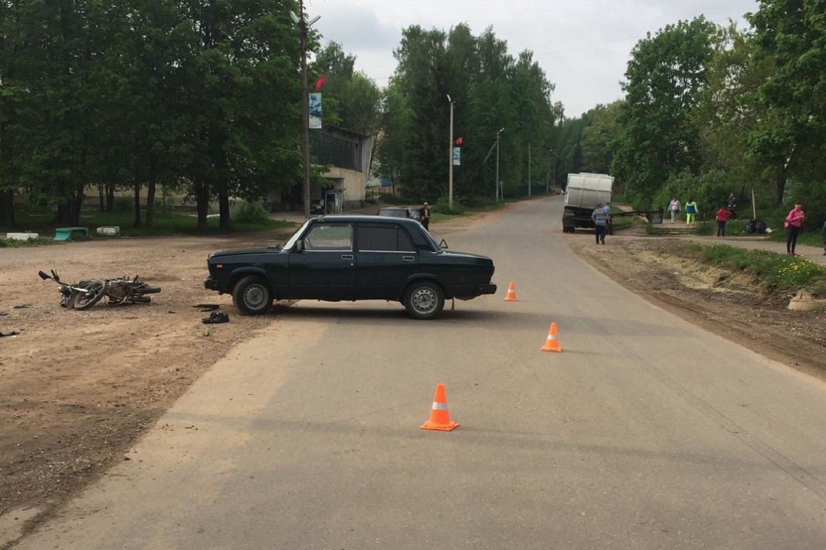 В Тверской области автомобиль сбил двух подростков на мотоцикле