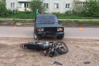 В Тверской области автомобиль сбил двух подростков на мотоцикле
