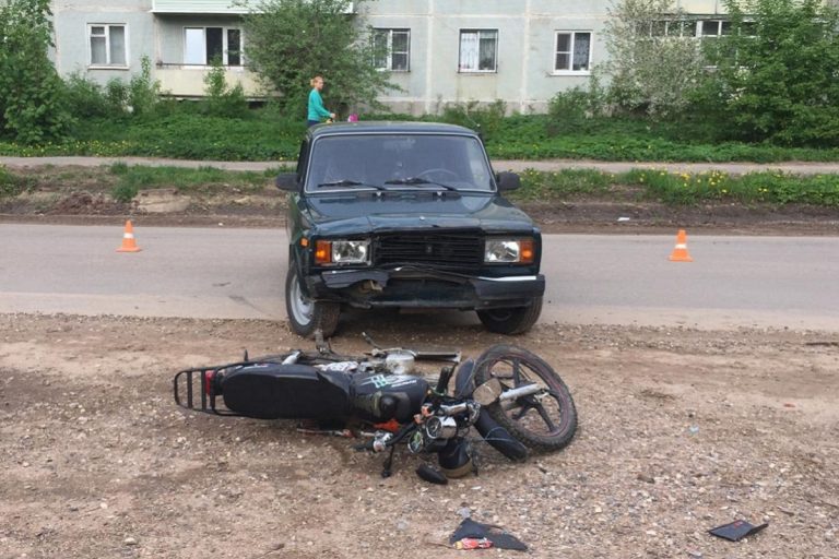 В Тверской области автомобиль сбил двух подростков на мотоцикле