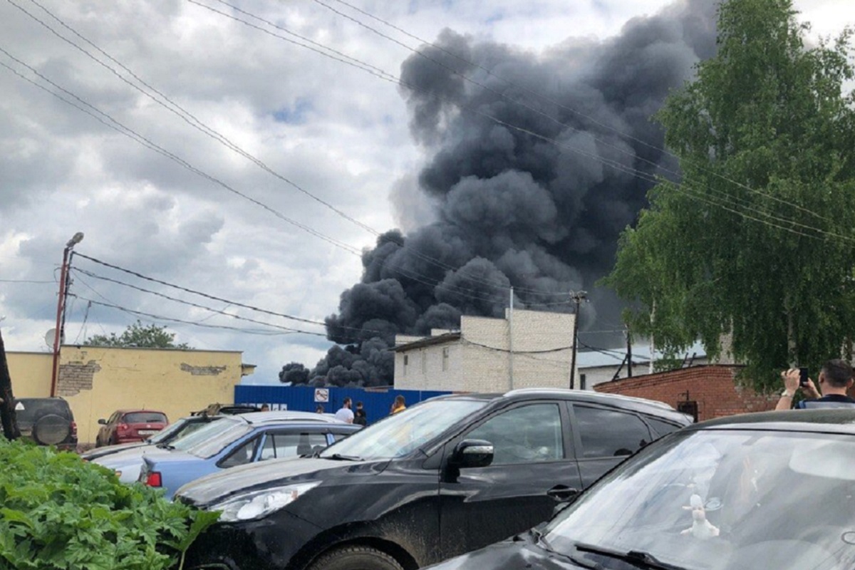 Мощнейший пожар уничтожил часть завода в городе Кимры Тверской области