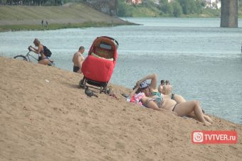 Не дождавшись лета, тверитяне отправились загорать на пляж Не дождавшись лета, тверитяне отправились загорать на пляж