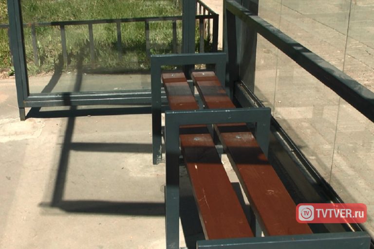 «Театральная постановка»: новые тверские остановки ржавеют и теряют вид