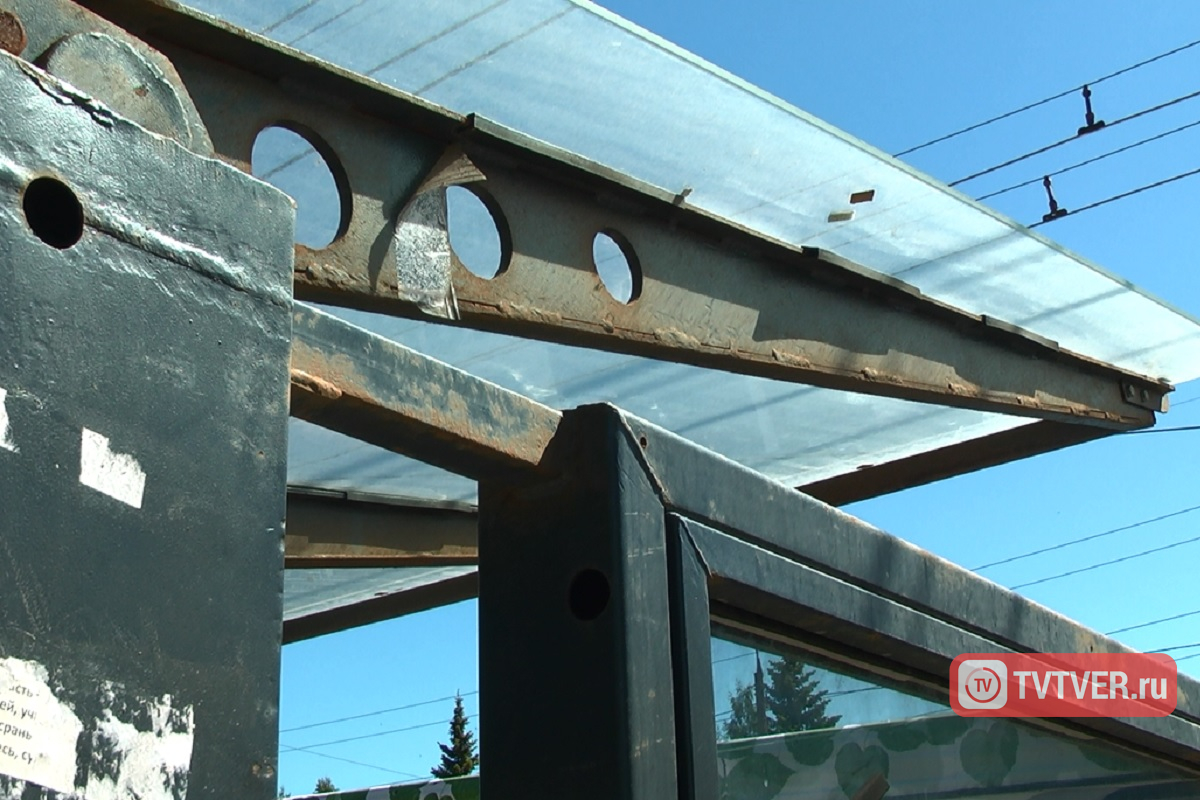 «Театральная постановка»: новые тверские остановки ржавеют и теряют вид